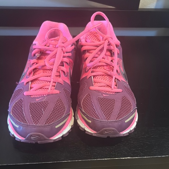 Nike Pegasus 28 Pink Athletic Shoes - Picture 1 of 6